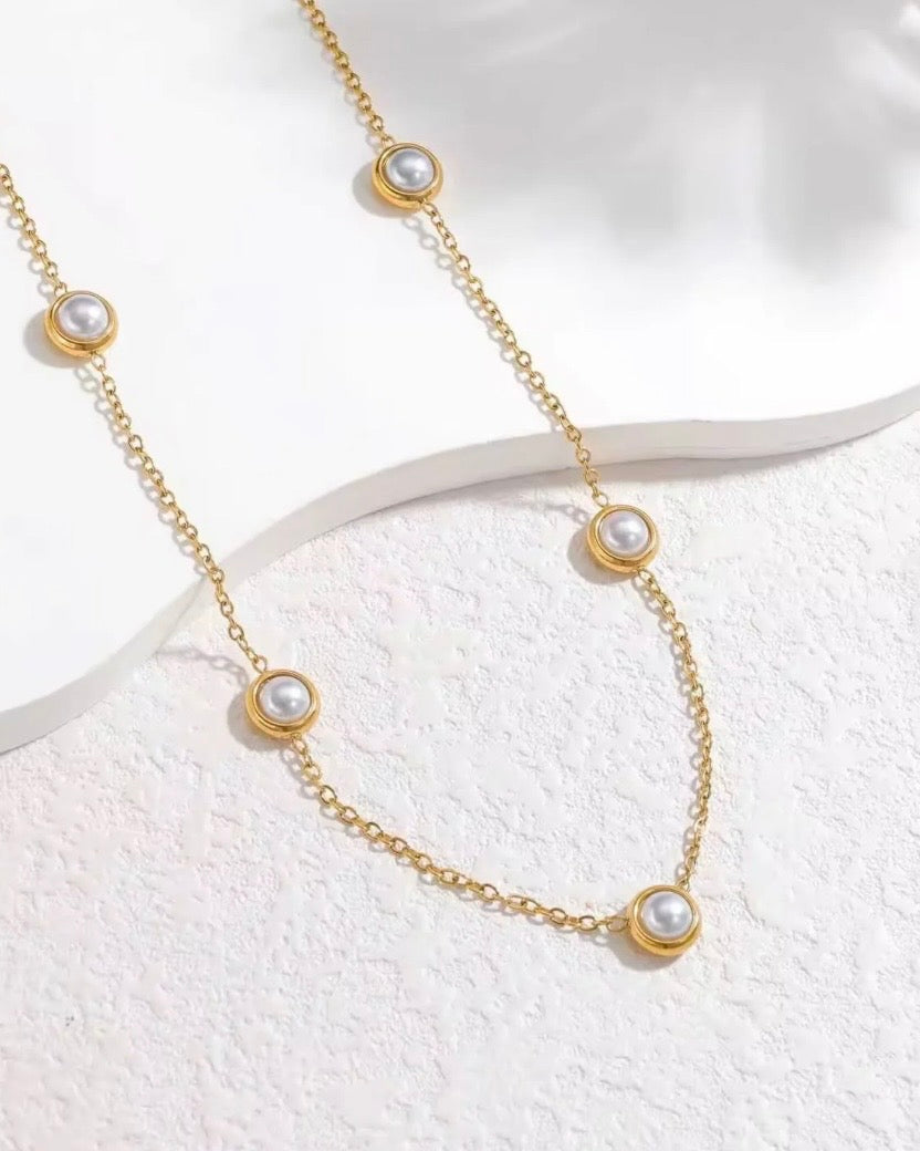 Pearl choker necklace