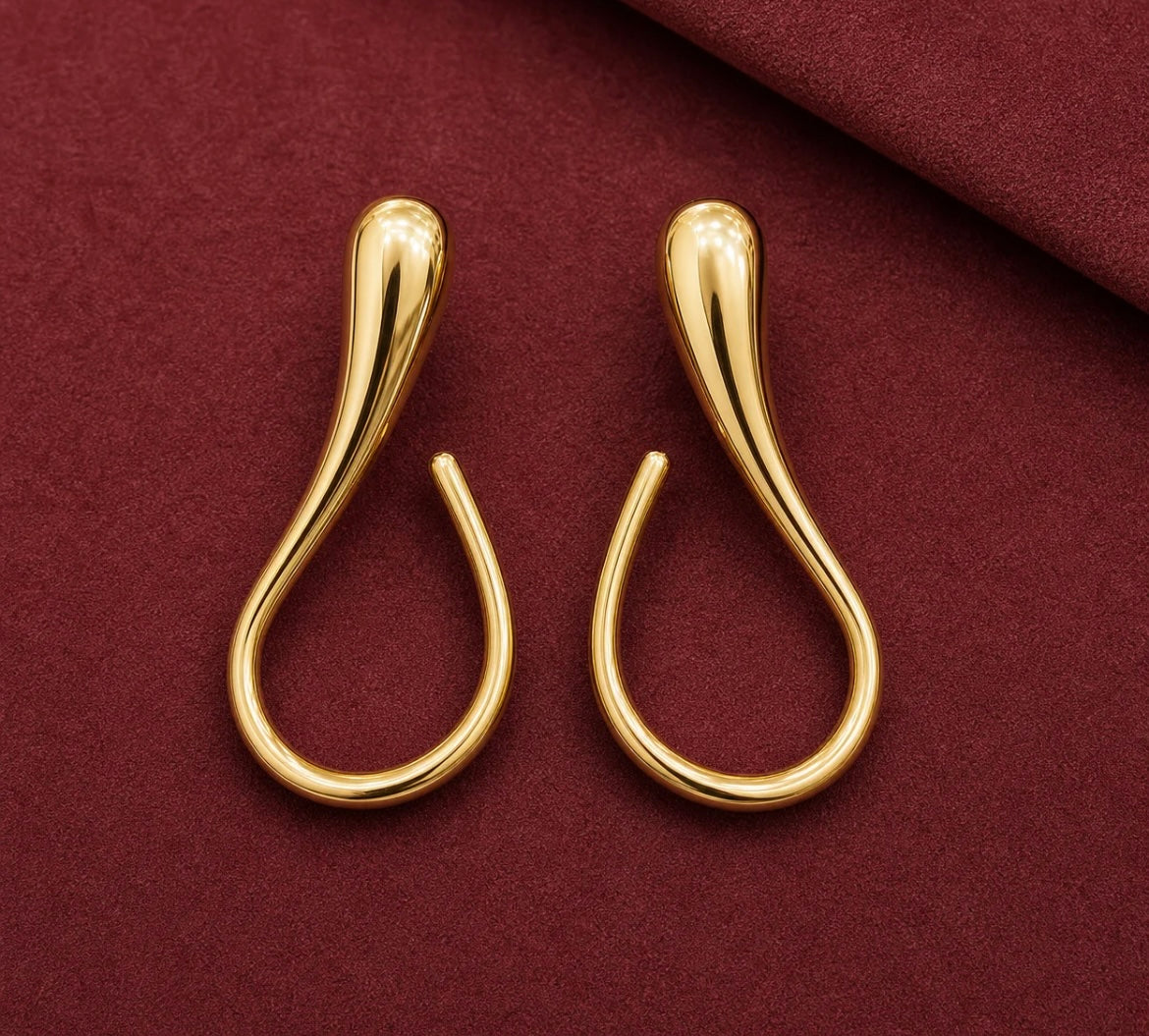 Sculpted teardrop gold earring