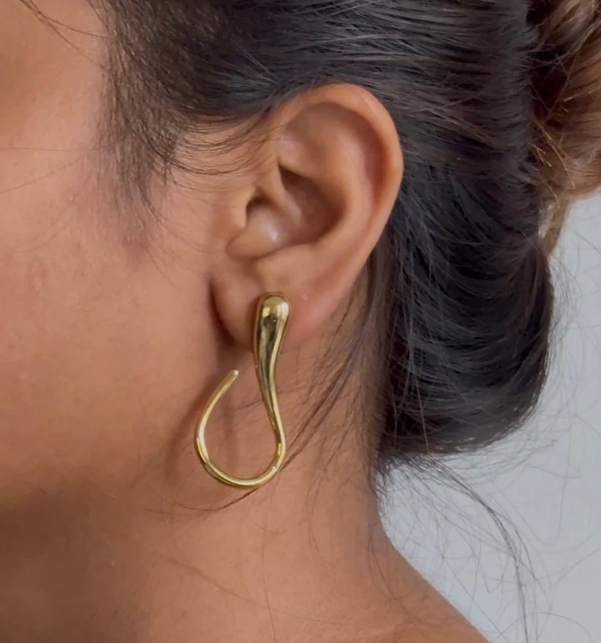 Sculpted teardrop gold earring
